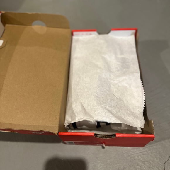 Women’s Nike Classic Cortez Leather Shoe
Size 6.5 Brand New - Picture 6 of 6